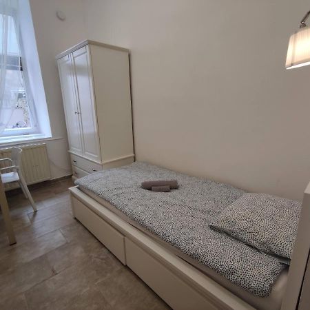 Room With Privat Shower In 3 Rooms Apartment Vienna Exterior photo