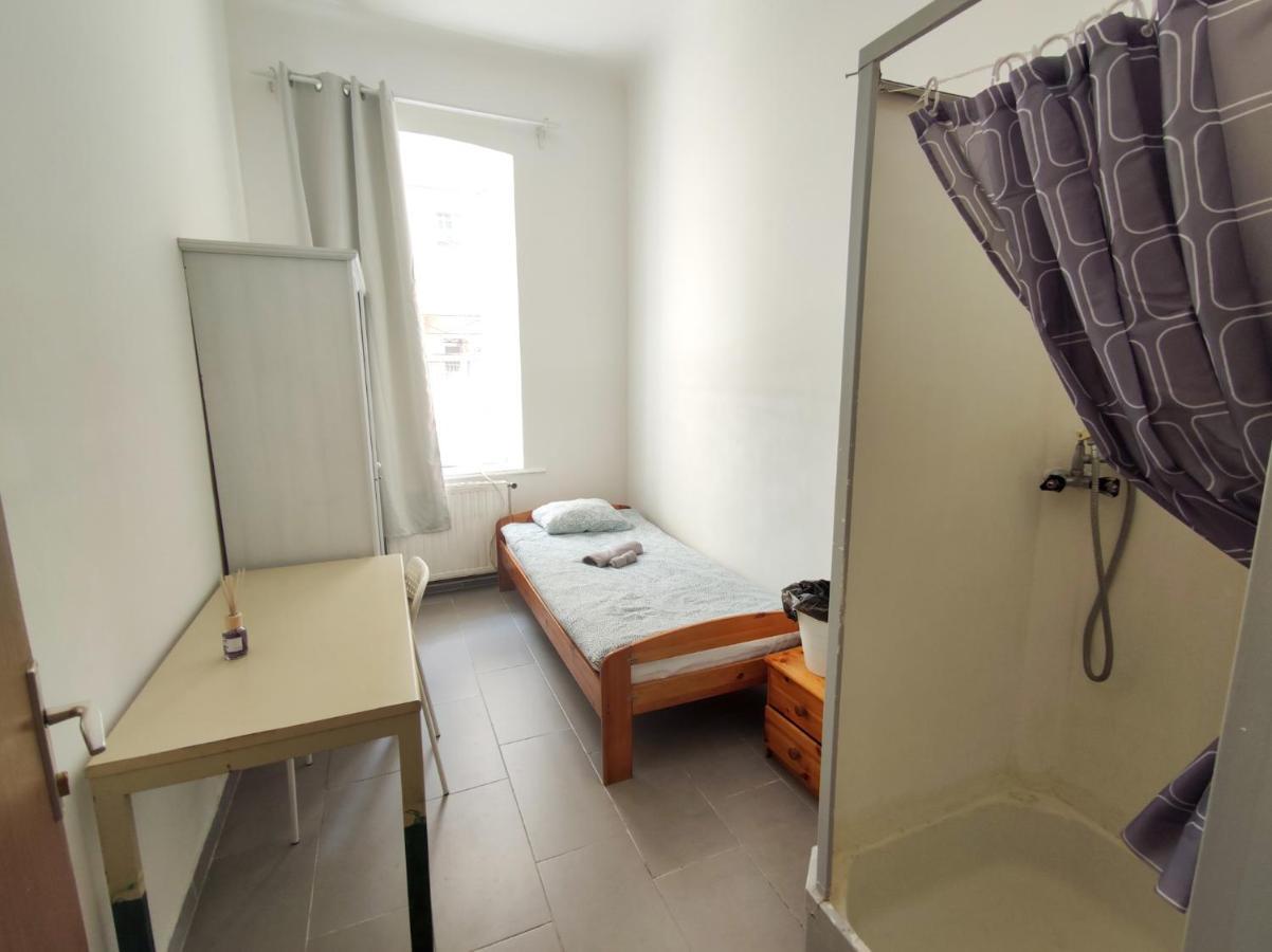 Room With Privat Shower In 3 Rooms Apartment Vienna Exterior photo