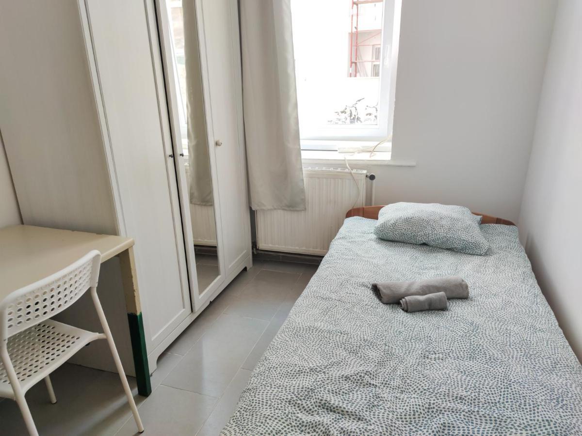 Room With Privat Shower In 3 Rooms Apartment Vienna Exterior photo