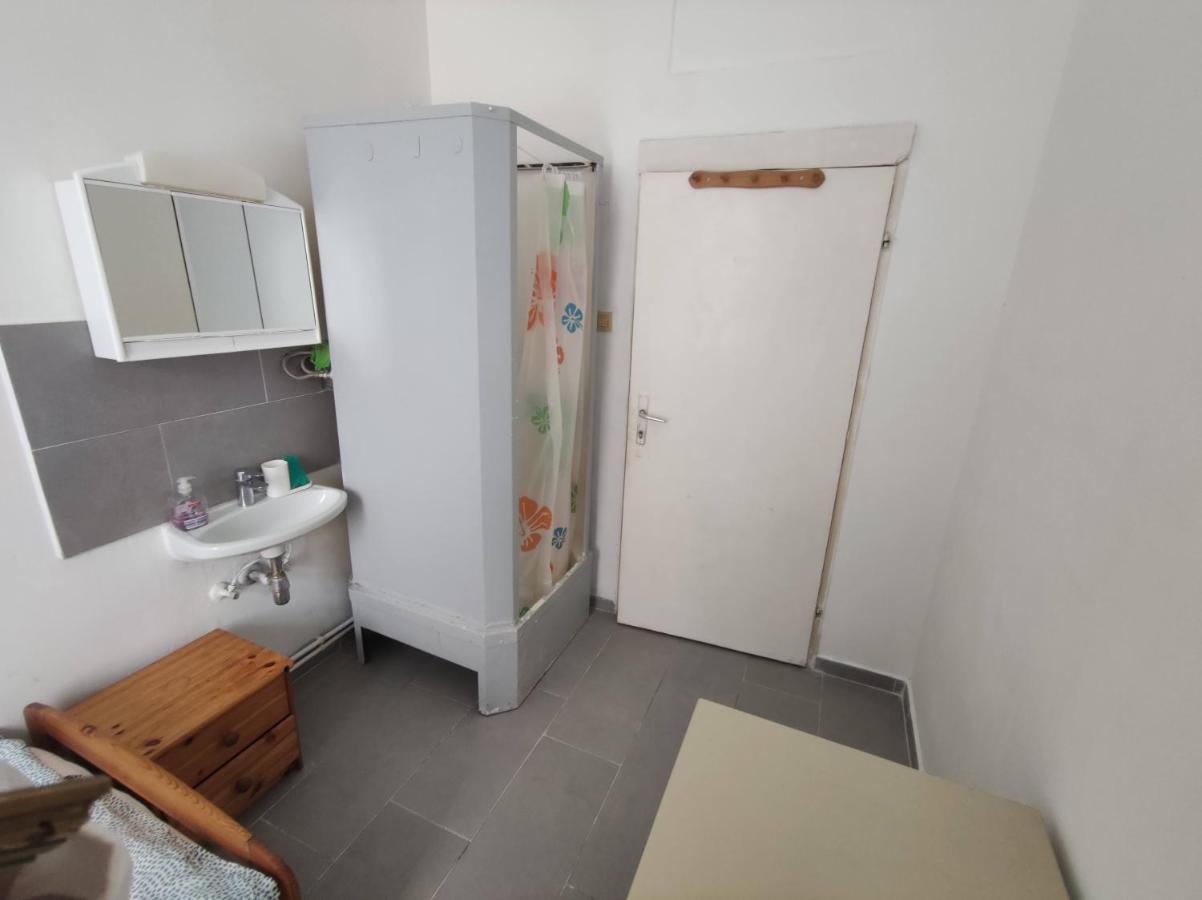 Room With Privat Shower In 3 Rooms Apartment Vienna Exterior photo