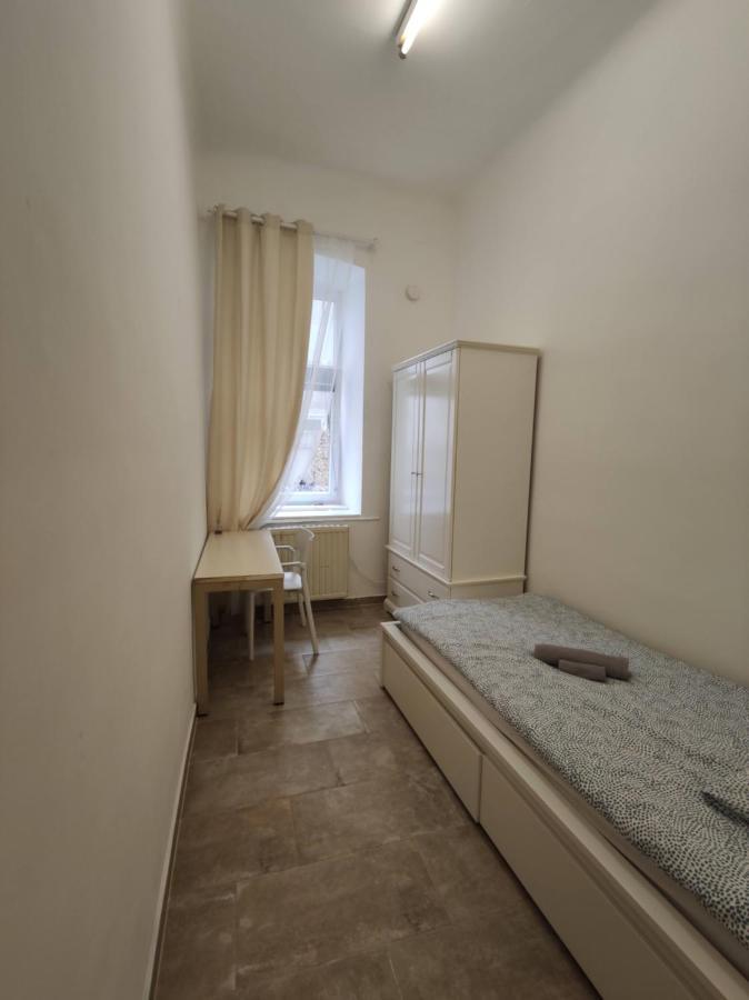 Room With Privat Shower In 3 Rooms Apartment Vienna Exterior photo